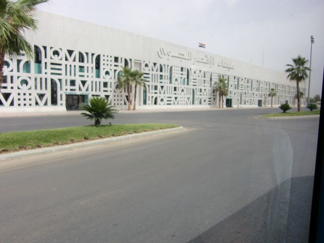 ルクソール空港到着！<br /><br />こじんまりしてるけど、なかなかいい感じの空港だ。<br /><br />ターミナルに入ると、ガイドがビザを配る。なんのためのビザなんだ・・・？<br /><br />とりあえず１００００円両替。563.5ＬＥ。しかし両替店員態度わるいぞ！！<br /><br />ガイドにつれられホテルへ移動。<br />車のなかでツアーの説明。どうやら1週間前にバルーンが落ちたらしく、まだ乗れないらしい・・・<br /><br />どうもバルーンについてない。