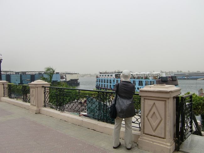 川沿いをぶらぶら。<br /><br />気温は高いけど、空気は乾いてて、風もあって結構涼しい。<br /><br />客船なんかがいっぱいだ。３００程度あるらしい。