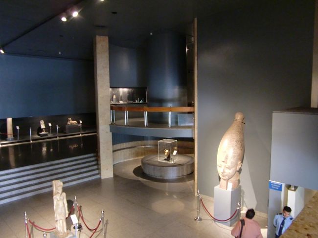 とりあえず近くのルクソール博物館に入ってみる。<br /><br />一人８０ＬＥ結構高いな。。。<br /><br />ミイラやら石像やら結構いろいろあって楽しいけどね。