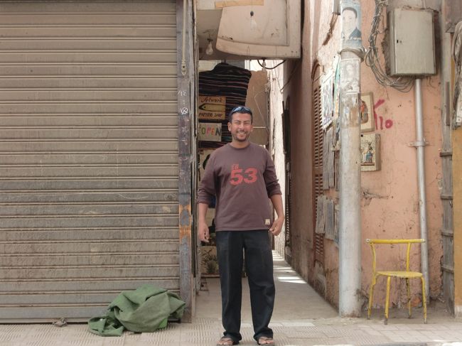 で、少し待ち歩き。<br /><br />みやげ物やなんかをのぞきつつ。。。<br /><br />あやしいパピルス（エジプトの昔の紙）屋なんかいたり。