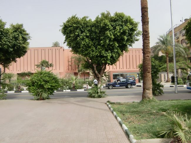 ぐるっとまわってまたルクソール博物館前。