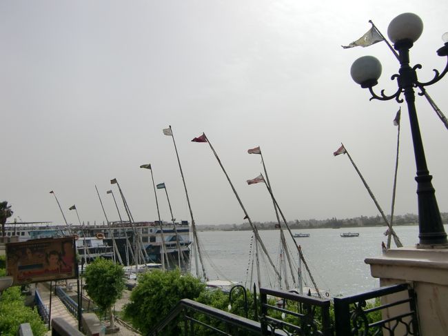 歩いてるとやっぱ暑い。<br /><br />ってことで、川沿いで一休み。<br /><br />ファルーカなる帆船がいっぱいいる。