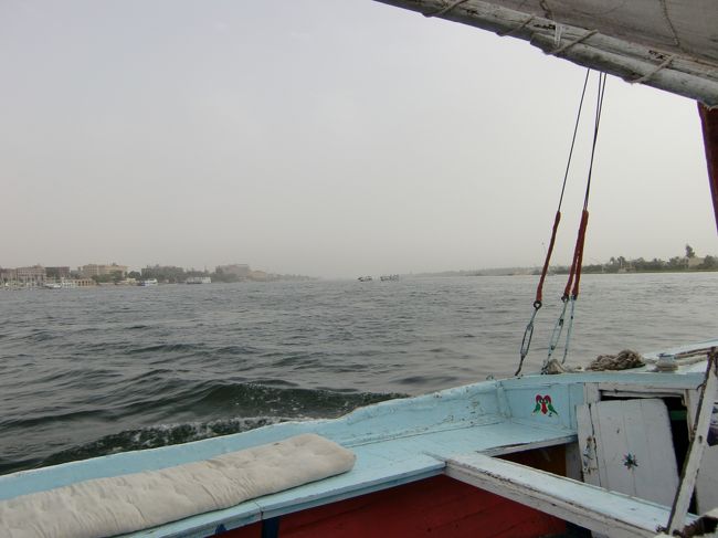 休んでるとファルーカの客引きがちょこちょこと。<br /><br />値段は１時間５０ＬＥだとさ。<br />ならいいかと乗ってみる。<br /><br />これは正解！風が涼しくきもちいい！！<br />以外にスピードも出るし。<br /><br />船員は３人。うち一人は川の水を直接飲むようなへんなやつ。大丈夫か？