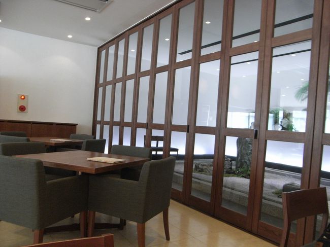 カフェのガラス仕切りの向こうは庭園。