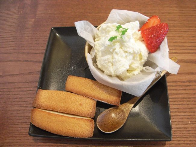 『ざる豆腐チーズケーキ』600円。<br />横についているクッキーみたいなモノが、外側カリッ中フワッでチーズケーキにピッタリ。