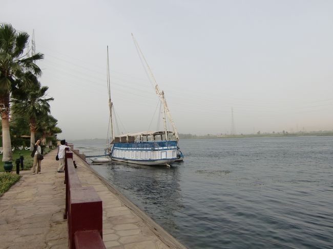 朝８時半集合なので、ゆっくり眠れると思ったけど、朝４時頃コーランの大合唱！<br /><br />イスラム圏はこれがあったな・・・<br /><br />もう一眠りして、６時半起き。<br />旅行中はのんびり朝食してホテル内を散歩。