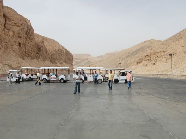 さて、ガイドに案内されて、まずは王家の谷に！<br /><br />カートに乗って移動です。