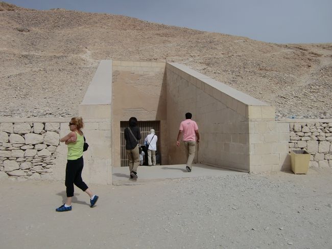 入り口はこんな感じ。<br /><br />中は壁画がしっかり残ってる。すごいねー。