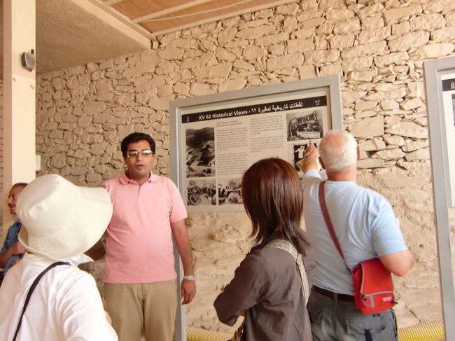 説明中。<br /><br />他の王様とくらべるとあんまり大きくないお墓だそうだ。<br /><br />ラムセス４世のお墓の下に埋もれて盗掘にあわなかったそうな。<br /><br />墓作る位置あんまり気にしないんだね、昔の王様は。。。<br /><br />中にはツタンカーメンのミイラもありなかなか見ごたえ。<br />確かに他のお墓よりは小さいけど。