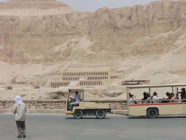 次はハトシェプスト女王葬祭殿。<br /><br />で〜んと、遠くから見てもなかなかの迫力！<br /><br />岩窟神殿だそうで、王家の谷、ルクソール神殿（カルナックだったかも、、、）と一直線になる位置だそうです。<br /><br />ここでも小移動は乗り物で。