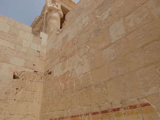 なかにはこんな壁画が全面に、、、