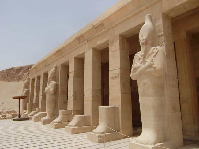 こんな石像が並んでたそうな。<br /><br />で、ハトシェプスト葬祭殿を後にして、、、