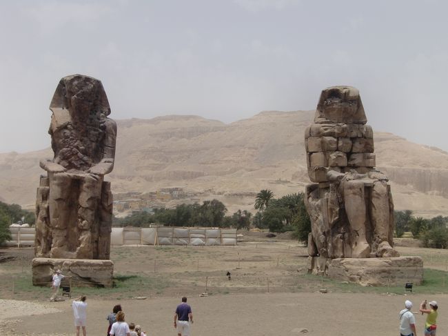 次はメムノンの巨像。<br /><br />むかしは神殿があったそうな。<br /><br />なかなか見栄えがいい感じ。