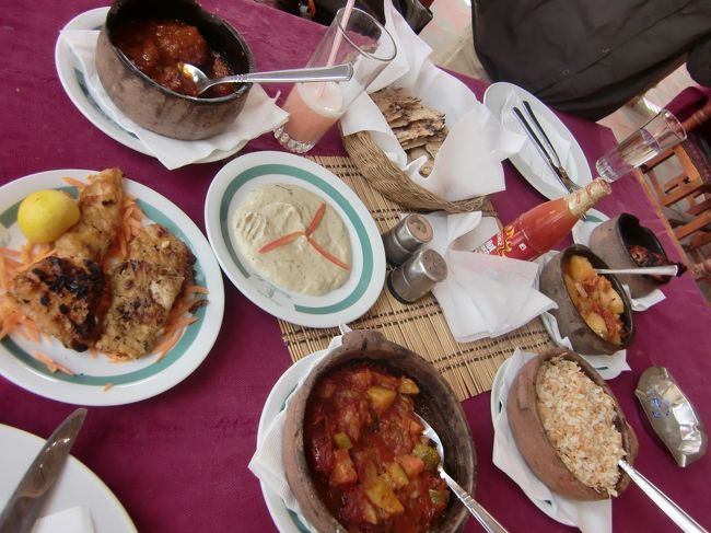 食事はこんな感じ。<br /><br />盛りだくさんです。