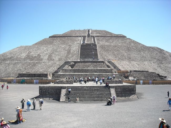 メキシコ・ピラミッドの頂で古代都市に思いを馳せる