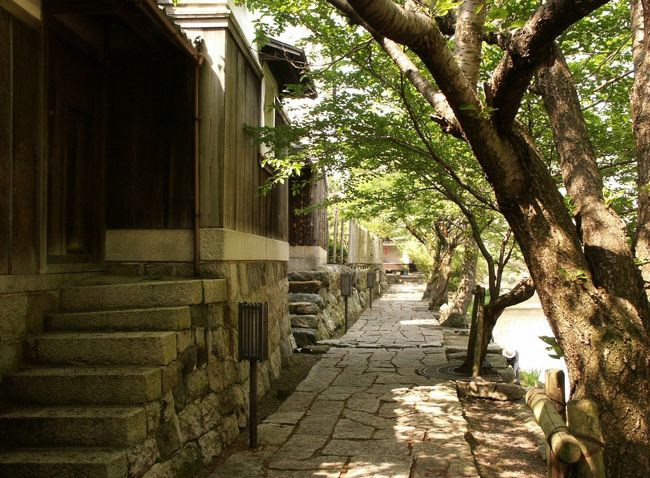 ➛八幡堀は、豊臣秀次が八幡山のふもとに城下町を開いたとき、当時の交通幹線であった琵琶湖を往来する荷船をすべて八幡に寄港させるために設けられた運河です。<br />➛八幡堀<br />