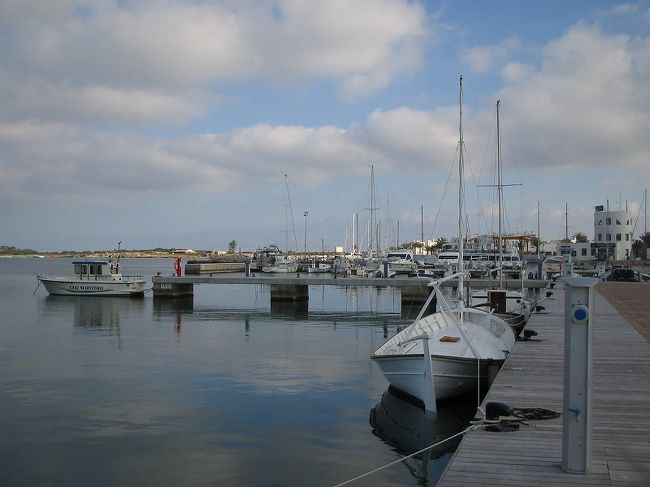 フェリーに乗って隣のフォルメンテーラ島に行くことにします。