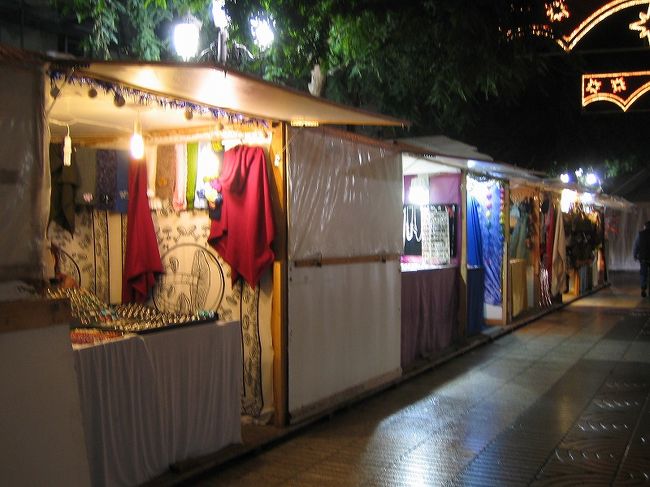 暮れらしく結構遅くまで夜市が立ってます。