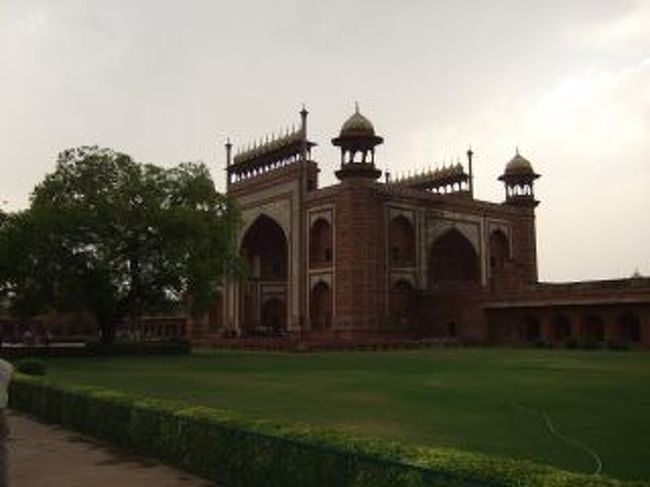 ここにきて、突然の雷雨！<br />昨年の９月以来の雨だそうです。