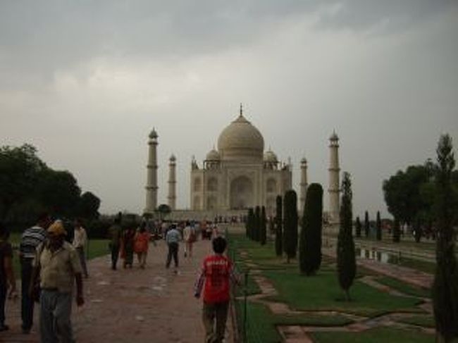 地震があった場合、塔が倒れて中心の建物を壊さないように、４本の塔は、若干外に倒してたててあるそうです。<br />また、柱の下に砂＆木を埋め（木が水に浮くのを利用し）、揺れたり傾いても建物は揺れず＆影響がでないように建てられているそうです。<br />耐震構造だ！！<br />当時からここまで考えて建てられていたなんて、<br />本当にすごいなぁ！！！と思いました。