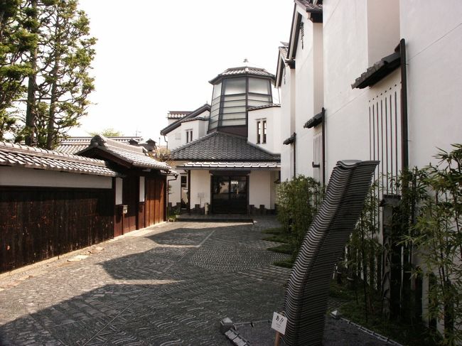 ➛しかし、300年以上も続く八幡瓦の歴史を後世に正しく伝えるため、瓦つくりの道具や製品などを残してゆこうと本館が建設されました。<br />➛かわらミュージアム<br />