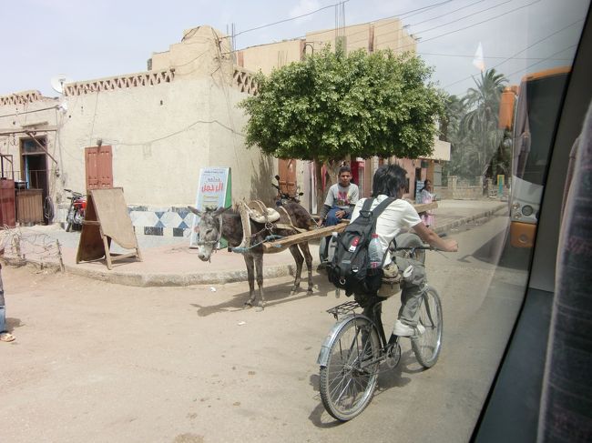 昼食後、東岸へ移動中。<br /><br />自転車で観光中の日本人？<br /><br />暑いだろうな〜。