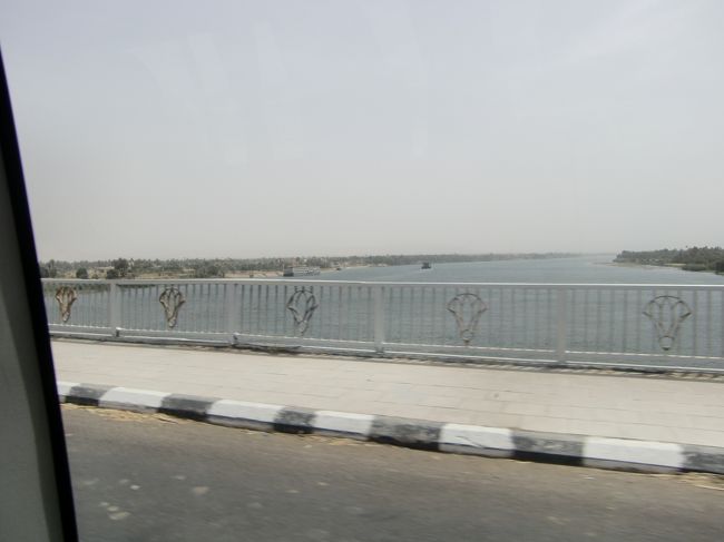 ナイル川を再びわたって東岸へ。<br /><br />橋はこのあたりではここしかないらしい。