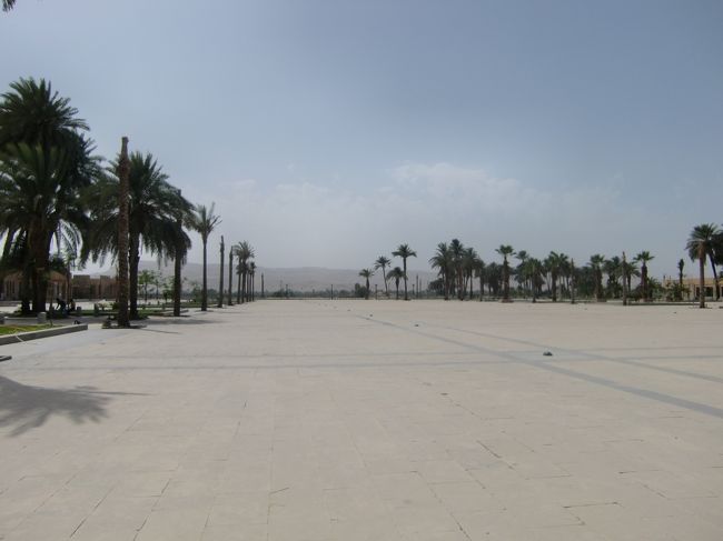 前庭がかなり広い。<br /><br />ここまで広い必要性はないような気もするけどさ。