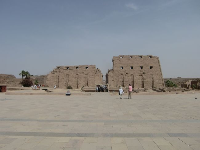 最初の門は遠くから見てもでかい。。。