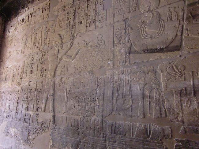 壁には壁画が縦横無尽？