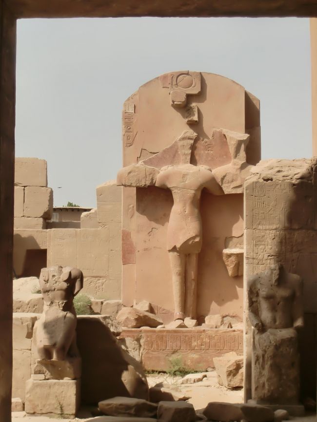 コプト教徒が石像削って十字架にしてしまったそうな。