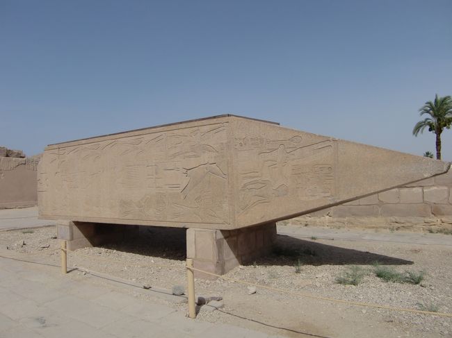 折れたオベリスクなんかも転がって。