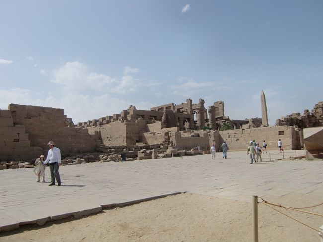 うーむ、でかい神殿です。