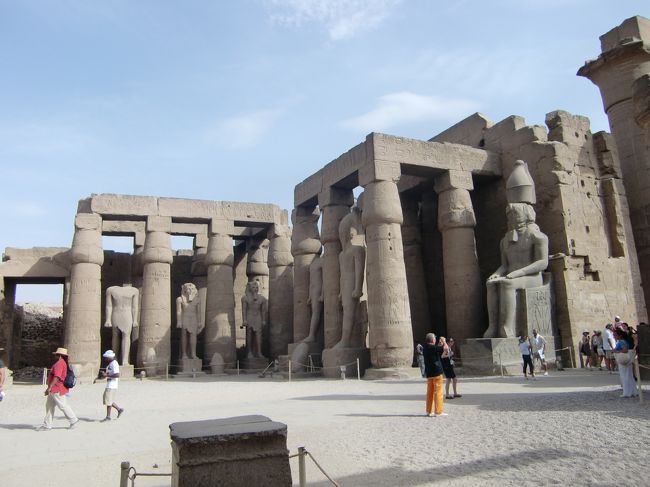 さて、カルナック神殿を後にして、ルクソール神殿へ。<br /><br />こっちのがちょっと小さい。