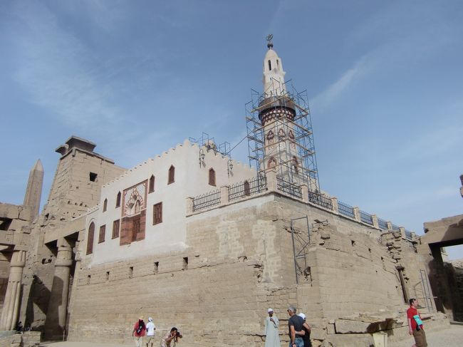 ルクソール神殿の中にはイスラム教のモスクなんかもあります。<br /><br />昔は色の違うあたりまで砂で埋もれてたとか。