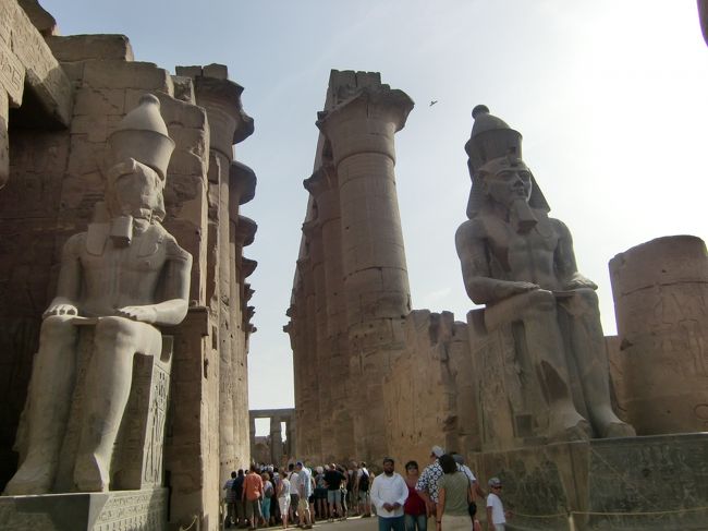 ルクソール神殿にもでっかい像が待ち構えてます。