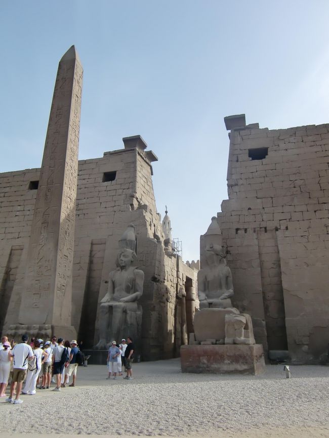 でっかい像の隣には、さらにでっかいオベリスクがあったりして。