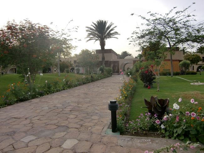 観光を終えてホテルに戻ります。<br /><br />夜のショーもあるらしいけど、そこまでの元気ないので、ホテル内をぶらぶらと。