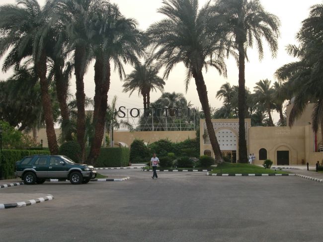 ぶらぶら歩いてホテルを一周。<br /><br />