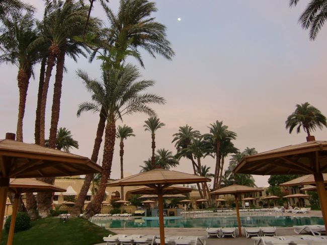 プールもあって、静かだし。<br /><br />なかなかいいホテルでした。<br /><br />おっと、満月かな？<br /><br />「世界の車窓からを目指してin5000年分の遺跡を求めてエジプト５（アスワン）」につづく<br />http://4travel.jp/traveler/tentou_musi/album/10337098/