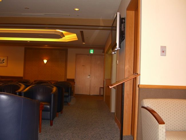 今回の「ソウル逃亡」。日が近づくと、何と！「豚インフルエンザ」がメキシコで発生。感染ルートになりやすい空港は、大騒ぎ。おまけに、メキシコから帰国した韓国人が、感染した模様。行く前から、物騒な雰囲気が漂いますねぇ〜・・・ww<br /><br />フライト時間は、15時過ぎ。早めに関空に行き、2階で食事をしてから、イミグレを通って出国。例のごとくww、「エルメス詣出」をして(買わない！ww)、JALのラウンジへ。<br />肩こりがひどいから、マッサージ機に座りたいなぁ・・・と覗くと、既に2台の機会は満員。仕方ないから、近くのソファで、ジュースやらお菓子やらを摘みながら、空くのを待つ。<br />しかし・・・どかないんだ！オヤジが！！他にもやりたい人がいることを考えろよっ！(#ﾟДﾟ) ﾌﾟﾝｽｺ！<br />30分以上待って、やっとこマッサージ機確保♪ww　15分間堪能♪<br />アナウンスがあったので、ゲートへ移動。