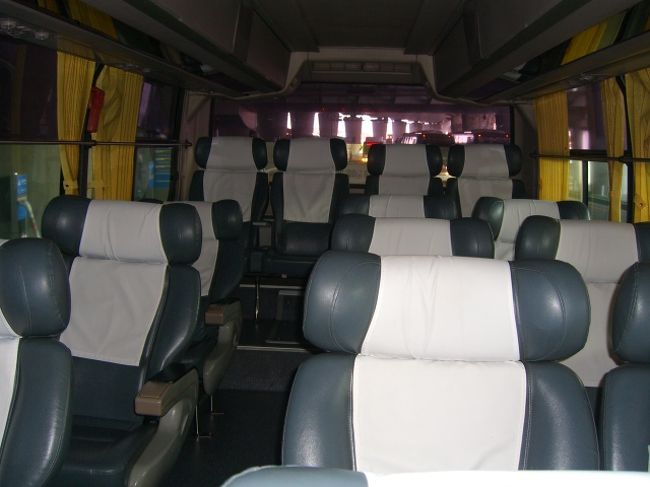 前の人に付いて、もくもくと歩くと、シャトルに乗り、しばらく走って、ターミナルに。<br />インチョンのイミグレは、すいてた。でも、ひとりに割く時間が長いので、なかなか進まない。<br />スタンプを貰うと、スーツケースを取って、出口へ。<br />「両替しなくちゃ・・」手数料をオマケしてくれるクーポンの使える銀行を探すが、あの「記号文字」に四苦八苦。<br />「う〜〜・・・、どこだかよくわからん。多分ここ」と、プリントアウトしたクーポンを出して、一万円両替。レートは13000Wだけど、クーポンのお陰で、もう少しよかった。<br />空港は、レートがよくないのが、「常識」。ソウルの街中で両替するつもりで、一万円だけにしたけど、それが今回のレートで一番よかった。我々がソウルに入ったとたん、為替が下がったのだ。日に日に、上がるウォン。帰る頃には、12000W近くになってたよ(´･ω･`)ｶﾞｯｶﾘ･･･<br /><br />韓国の現金もできたし、「KALのリムジンバスのきっぷ買うべ」と、外へ。チケットブースはすぐ見つかったが、またまたプリントアウトしてきた「割引クーポン」を見せると、「中」と言われ、中へ引き返す。<br />KALのカウンターの端っこの、リムジンバスチケット売り場で、クーポンを見せて、ひとり2000W引きで、チケットを往復分4枚購入。ありゃ・・、それで5000W使っちまった・・汗。<br />乗り場で、バスをしばらく待って、やっと来たやつに乗り込む。さすがKALの高級リムジン！乗りごこちは、よさそぉ〜。