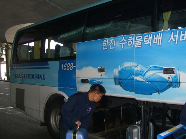 バスは、田園風景の中を走る。それから、住宅地、遠くに高いビル群。「多分、あれがソウルの中心」<br />しかし、そこには、なかなかたどり着かない。<br />渋滞がすごいとは、聞いていたけど、本当だねー。<br />バスは、何か所かのホテルに止まりながら、ようやく最後の「ソフィテル・アンバサダー」に到着。19時半。すっかり暗くなっていますた。