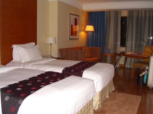 チェックインして、部屋に案内され、一息。<br />「さて、夕食、食べに行くべさ」「何食べるん？」「ソルロンタンー♪」<br />ソルロンタンとは、牛肉のスープ煮込み。<br />今夜は、夕食後、そのまま東大門でお買い物なのだぁー♪なので、ソルロンタンを食べるのも、東大門の近く。