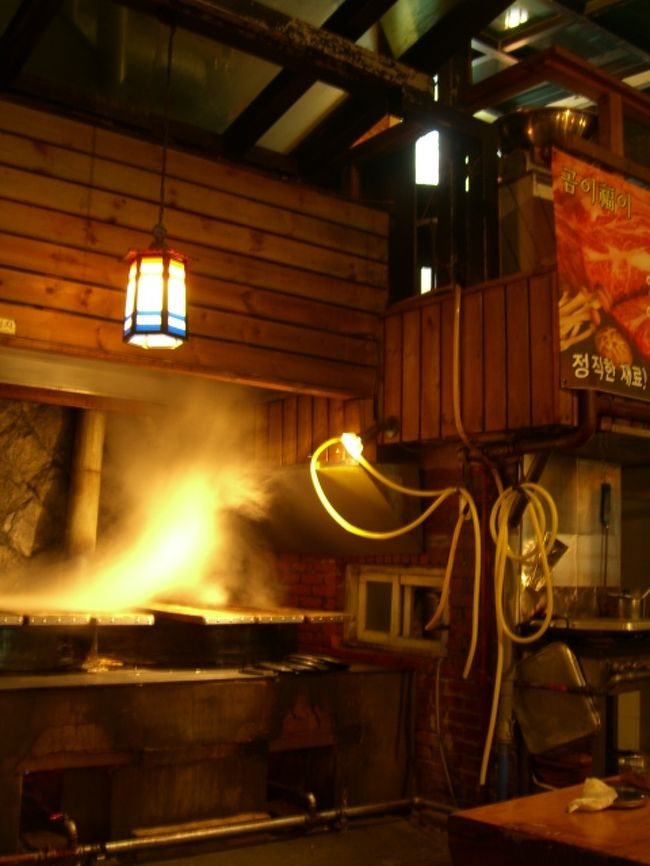 店の中に入り、「ソルロンタン」をオーダー。「ご飯は？」と夫が聞くので、「ついてないかも・・・？」と答えると、「そしたら、ご飯も」<br />店員さんに「パフ(ご飯)」と言うと、何か言って手を振る。「？」もう一度「パフ」と言ってみた。<br />大きな器に、白いスープ。中に牛肉。白菜キムチと大根キムチ。そしてご飯が3つww。<br />「ご飯、ついてるやんー！」「 工エｴェｪ（´д｀）ｪェｴエ工工　知らなかったんだもんー」<br />スープを飲むと、あまり味がない。テーブルにあった塩を入れて、味を調節するらしい。この「塩」が意外とイケル。<br />キムチは大きいままで、ハサミと一緒に出てきたので、自分でチョキチョキしながら食べる。白菜のほうは、少しクセがあるので、私は大根のが好き。まあ、これがこの店のお味。