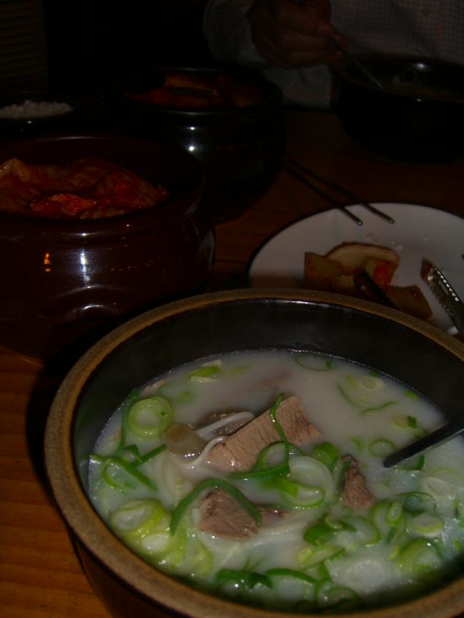 ご飯を、スープに入れて食べる。「汁かけ飯―♪」<br />何組かの地元の人も食べてたので、会計の仕方を見てると、日本と同じ、レジに行って支払うらしい。<br />私もレジに行って「ケーサン　ジュセヨ(お勘定、お願いします)」と言うと、韓国語で何やら言われたけど「？」<br />そしたら、レシートを見せてくれたww。料金を払って、外に出る。<br />ひとり6000W。ご飯をひとつ、よけいにオーダーしたけど、サービスしてくれたのかな？料金に入ってなかった。ラッキーww