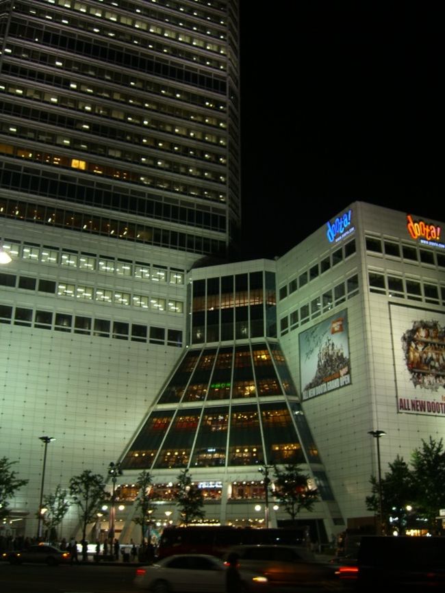 さて、これから、夜のお買い物に行きます！」「はいはい」<br />周りをキョロキョロして「こっちだと思う・・」と、歩き出す。<br />歩き進んで行くと、何だか「怪しい」裏道になった。本当にこっちか？地図を見て、周りを見て・・・「ん〜・・・、わからんっ」<br />ま、いっかぁ〜・・・で歩いていると、何となく大きな道に出た。<br />「あ、ここ・ここ！ここを、まっすぐ向こう」行ったら、「斗山タワー(愛称:ドゥータ)」が見えた。ｷﾀ━━（ﾟ∀ﾟ）━━ﾖ<br />「あそこ、行くぅ〜」と指差したものの、実はなかなか行き着けないのでした。<br />と、言うのも！ドゥータの前の道路は広く、信号も横断歩道もない。横目で見ながら、ずずーーっと通り過ぎ、遥か向こうの交差点まで歩いて、やっと向こう岸wwに、渡ることが出来た。