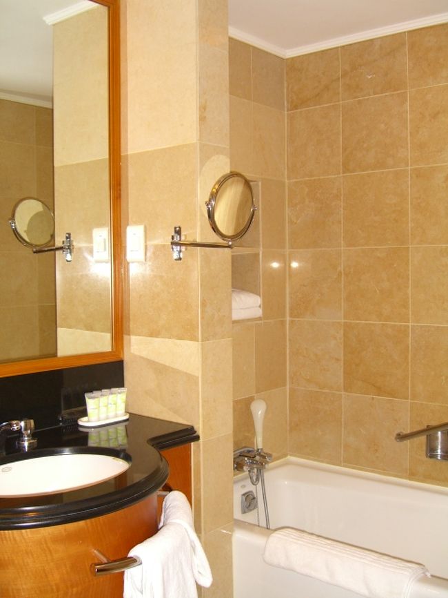 さて、それから、目的の「ドゥータ」へ。おお！意外とキレイ！ファッションビルだとは、聞いていたけど、もっと雑然とした古いビルかと、勝手に想像してた。<br />各お店の商品も、なかなかセンスがいい。かわいい服がいっぱーーい。<br />2階・3階と上がると、バッグ屋さんが、日本語で声を掛けてきた。引き寄せられて入ると、「ニセモノ、色々アリマス。ドンナノガイイ？持ッテ来ルヨ」「 Σ(ﾟДﾟ；ｴｰｯ!  ぱっちもん、売ってるのぉ？」こんなキレイなビルの中で、堂々と売っていいのかよ？違法だぞ？<br />それからは、かばん屋さんには近づないようにし、声を掛けられても、無視して通り過ぎる。<br />途中、夫が「コーヒーが飲みたい」と言うので、ドゥータの中にスタバのようなショップを見つけ、コーヒーを買って、飲みながら休憩。<br />夫曰く「そろそろ、しんどくなって来た・・」「え？もう帰るの？」「うん」仕方ないので、下におりながら、途中の店でTシャツを購入。外に出て、「一般タクシー」を拾って、「ソフィテル」と言うと、まっすぐ走って、ワンメーター(1900W)で帰り着いた。<br />「やっぱり、行きのタクはおかしい！(#ﾟДﾟ) ﾌﾟﾝｽｺ！」改めて怒る夫。<br />「おかしかったら、笑っとけ・・・」「あーーはっはっはっ・・・・」<br /><br />お風呂に入って、就寝。