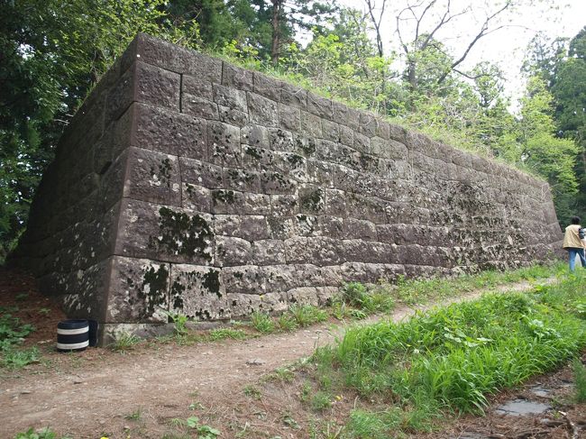 【中門跡】<br />多賀城から１時間ほどで着くハズが、仙台城の周辺は大渋滞･･･大手門からの坂道は歩くよりも遅い状態。<br />渋滞中の車の中から見えた石垣を妻がパチリ。