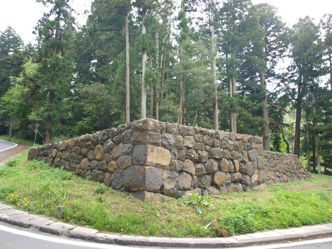 【中門跡】<br />この石垣は中門が設けられていた跡で、解体修復がされているそうです。